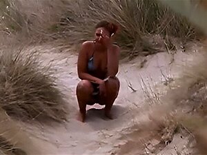 Przyjrzyj Się, Jak Piękna Brunetka Delektuje Się Słońcem Na Ustronnej Plaży. Podniecenie Voyeurystyczne Czeka, Gdy Wyzwala Swoje Najskrytsze Pragnienia, Pozostawiając Cię Pragnącego Więcej. Przyjdź I Rozkoszuj Się Tym Gorącym I Szalonym Przygodowym Seksen