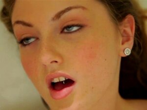 Masturbująca Się Laska Dostaje Wytrysk Na Zewnątrz