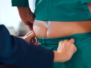 Geschäftsfrau Brandi Love Lesbischer Sex Im Büro. Geschäftsfrauen Brandi Love Und Reagan Foxx Sind Zwei Reife Milfs, Die Süßen Lesbischen Sex Im Büro Haben, Nachdem Sie Einem Treffen Mit Dem Vorstand Nicht Zugestimmt Haben. Als Sie Gegangen Sind, Fangen S