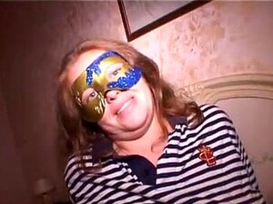 Моја мајка то зна, млада свињо!