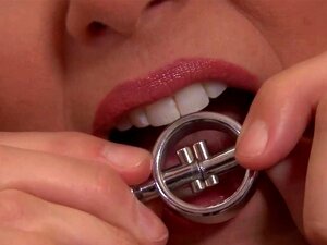 Kinky Milf Julia Ann Leker Med Bröstklämmor!