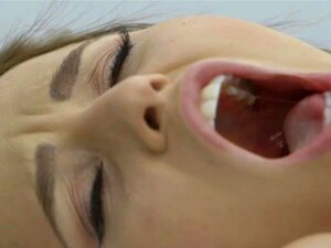 Η Aleska Diamond γαμιέται στον καθρέφτη του μπάνιου αλλά θέλει ένα τεράστιο δονητή για να τελειώσει