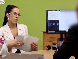 LOAN4K. Девојка треба музичке инструменте и одлучује да се јебе