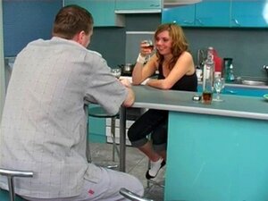 Ervaar Het Ultieme Plezier Met Twee Hitsige Gasten Die Zich Uitleven In Een Wilde Passievolle Sessie Met Een Verleidelijke Blonde Stoot. Gegarandeerd Genot!