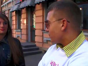 Kuumis Poimija Panee Häntä, Miten Tämä Blondi Söpöläinen Liftari Päätyi Yksin Metsätielle Odottamaan, Että Joku Ottaisi Hänet Kyytiin? Kukaan Ei Tiedä Varmasti, Mutta Hän Saa Mahtavan Kyydin Täysin Tuntemattoman Kyrvällä, Kun Tämä Viettelee Hänet Häpeämät