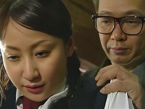 Sumérgete en los encantos seductores de una belleza asiática irresistible. Mira cómo ella se entrega a sus deseos en una impresionante exhibición de pasión. Prepárate para quedar cautivado mientras se entrega a los placeres del sexo intenso.