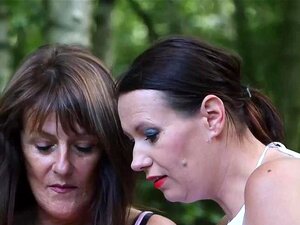 Zwei Geile Damen Genießen Es, Einen Großen Harten Schwanz Zu Wichsen. Zwei Damen Wichsen Einen Großen Schwanz. Zwei Geile Damen Genießen ES, Einen Großen Harten SchwaNz Zu WichsEN