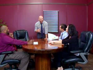 Vacker Sekreterare är Ofta Väldigt Busig - Nicole Aniston