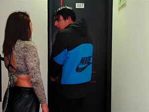 Mi Vecina Se Queda Por Fuera De Su Casa Y Antes Que Llegue Su Esposo Me La Follo Duro En Mi Apto