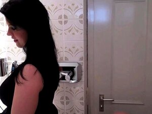 Duitse Brunette Schatje Neukt In Bad Met Boyfrend