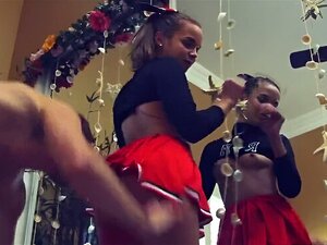 Líder De Torcida Balança Seu Pomá