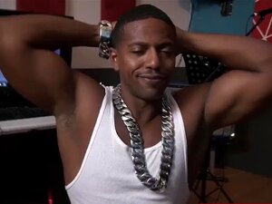 Dois Policiais Com Tesão Chegam Ao Estúdio De Música E Procuram O Maior Pau Para Satisfazer Seus Desejos