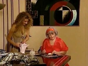 Ταξιδέψτε πίσω στο χρόνο και απολαύστε μια σαγηνευτική γαλλική κλασσική ταινία από τη δεκαετία του '90. Δείτε τη γοητεία της Draghixa σε δράση.