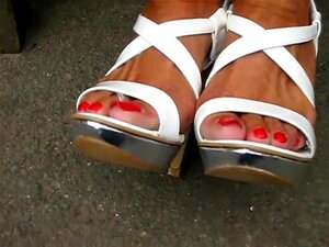 MATURE FEET IN HIGH HEELS