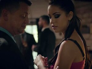 Komad Poslovni čovjek Provocira I Jebe Slatku Eskort Damu U Javnosti. Latina Eskort Alina Lopez Dolazi Na Zabavu Samo Za Dječake I Susreće Svog Muškarca Dana Setha Gamblea. Kad Je Vrijeme Da Ide S Njim, On Inzistira Da Je Pojebe Pred Svima, Ona Pristaje I