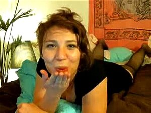 Hfc Franse Meid, Deze Rijpe Roodharige Slet Houdt Zeker Van Neuken En Zuigen Van Haar Seksspeeltjes Op Webcam. Ze Stript Eerst Voordat Ze Freaky Wordt Met Haar Dildo In Haar Kut En In Haar Mond