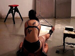 Piscio; Sculacciata In Ritardo E Lavoro Manuale