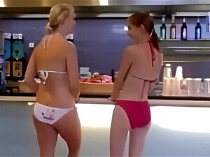 Disfruta Viendo Cómo Dos Zorras Cachondas Desafían Todos Los Tabúes En Un Encuentro Caliente En La Piscina. ¡Estas Seductoras Te Harán Subir La Temperatura! Prepárate Para Una Experiencia Inolvidable.