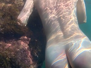 Naga Dziewczyna Pływa W Morzu I Pieści Się Pod Wodą