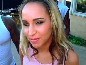 Плавуша навијачица прима црне огромне курчеве на отвореном 4