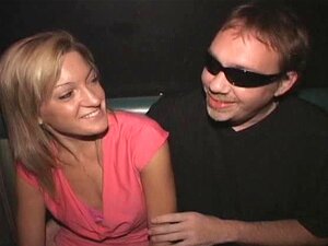 Plava Sitna Učiteljica U Javnom Seks Orgijanju!, Ellie Je Otišla U Porno Kazalište S Dirty D Odmah Nakon što Je Završila Dan Podučavanja. Gledajte Kako Se Okružuje čudnim Kurčevima I Prska Spermom!