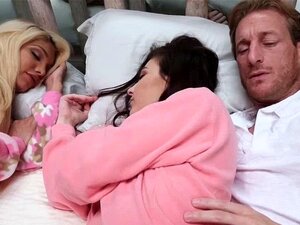 Elizabeth I Jenna ściągają Klapy Analne I Są Rżnięte Na Fro