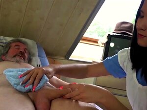 Söt Sjuksköterska Lady Dee Knullar Behandling För Sjuk Gammal Patient