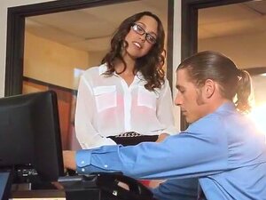 Η σέξι μωρό Jade Nile με γυαλιά δέχεται χύσια στα βυζιά της, η σέξι μελαχρινή Jade Nile με ποτήρια δέχεται χύσια στα στητά βυζιά της αφού της γαμήσουν το μουνί καλά πάνω στο γραφείο