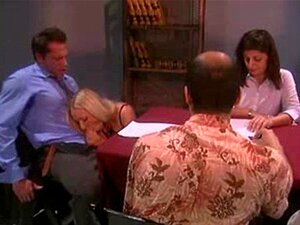 Plava Ljepotica Dobiva Obje Rupe Napunjene Reskanjem