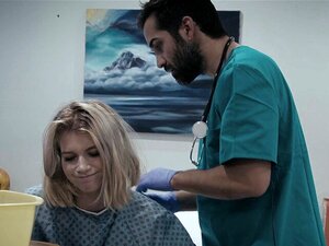 Desorienterad Patient Knullad Av Läkare. Desorienterad Tålmodig Hardcored Av Sin Läkares Kuk Efter Rutinkontroll Och Får Cumshot