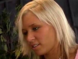 Sexig färsk blond sötnos amatörsötnos sväljer dp anal