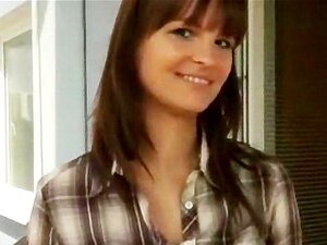 Прелепа бомба показује своје велике сисе и јебе се за кеш
