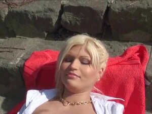 Kitty Rich Was Given Some Cash For Flashing Her Tits An