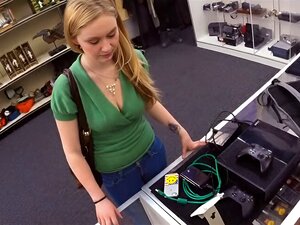 Heet Blondine Chick Wants Een Pearl Necklace In Ruil Voor Haar Game Console Maar De Pawnkeeper Wants Haar Poesje Als Well Dus Ze Agreeds En Ze Neuken Bij De Back Office