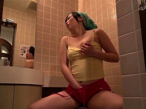 Yuka Wakatsuki Is Doing Her Business In The Toilet,