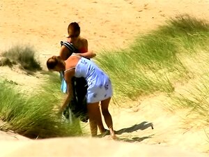 Воајер на плажи проналази неваљале аматерке под врућим сунцем
