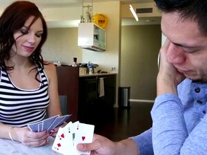 Η μελαχρινή Chloe Love δέχεται κρέμα μέσα στο μουνί της από