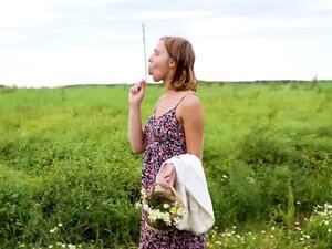 Дебела, сисата МИЛФ Симони је вежбала у уском резервоару