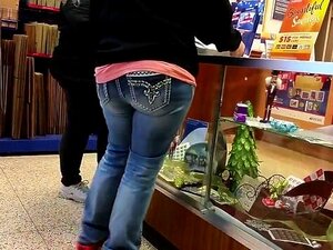 Duże Dziewczyny Na Poczcie. Kiedy Czekałam W Kolejce, Pomyślałam, że Równie Dobrze Mogę Udokumentować Piękno, Które Było Przede Mną. To Są Kobiety, Które Lubię Najbardziej