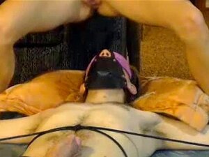 Žena šprica Na Vezanog Muža Nakon Igre S Vibratorom Pičke