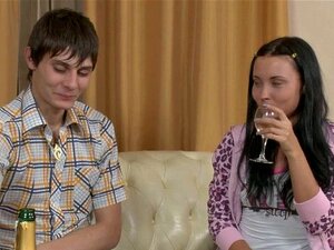 Јахање на огромном мушком курцу. Сисата душо пуни своју дивљу пичку типовима са огромним курцем