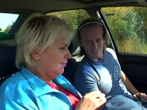 Upplev Den Vilda Passionen Hos En 80-årig Blond Farmor Som åker Lift Under Sommarsolen, Tillfredsställer Sin Lust För En Vild Utomhustur. Hon är Redo Att Visa Dig Det Vildaste äventyret I Ditt Liv!