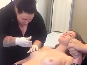 Färsk Tjej Får Bröstvårtor Genomborrade. Färska Tjejpiercade Bröstvårtor Får Nya Tjejbröstvårtor Sötnos Piercad