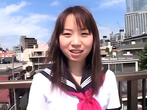 Erlebe Eine Exotische Asiatische Schönheit, Die Im Freien Verführt. Sie Spielt Mit Ihren Reizen In Uniform, Bevor Sie Sich Selbst Lustvoll Verwöhnt. Lass Dich Von Dieser Heißen Süßen Verführen!