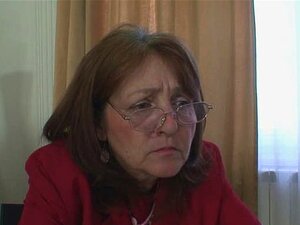 Bazige Rijpe Vrouw Neemt Twee Dikke Lullen Tegelijk
