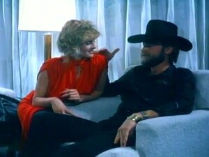 Fetish Meisje Rhonda Geniet Van Wat Orale Seks. Deze Vintage Orale Video Draait Helemaal Om Het Deskundige Gebruik Van De Tong. Sexy En Nubile Brunette Rhonda Jo Petty Laat Haar Man Haar Pittige Fetisjoutfit Zien, Terwijl Ze Zelfs Een Paar Van Haar Favori