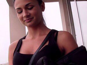 Dude Plockade Upp Sexig Brunett Amatör Offentligt Sedan På Sin Balkong Betalade Henne För Blinkande Små Bröst Och Efter Det Knullade Henne Pov