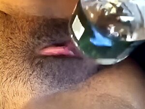 Pripremite Se Za Vatreni šou Dok Ova Zavodljiva Lepotica Prelazi Granice I Tera Vas Da žudite Za Više. Pogledajte Kako Ona Zagreva Ekran Dok Se Upušta U Primamljivu, Vlažnu Avanturu S Flašom. Obezbeđeno Zadovoljstvo!