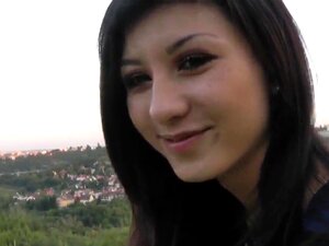 Каква кул сцена са прелепом егзотичном бринетом чека да будеш сведок овде! Бринета показује све што има пре него што почне да пуши курац