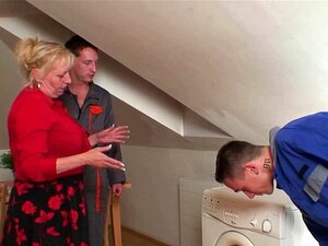 Δύο επισκευαστές γαμάνε την ξανθιά γιαγιά. Δύο επισκευαστές γαμάνε τη γριά ξανθιά γιαγιά